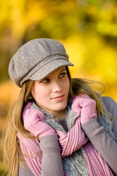 Höst park - mode modell kvinna bära mössa — Stockfoto