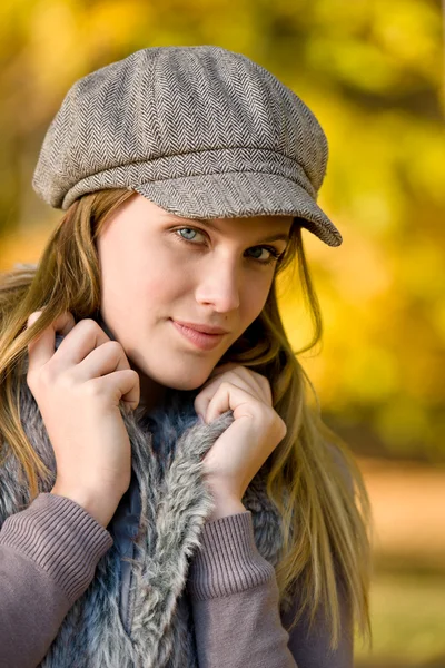 秋天公园 时装模型女人穿帽上阳光灿烂的日子 — 图库照片