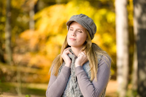 Podzimní Park Módní Model Žena Nosit Čepici Slunečný Den — Stock fotografie