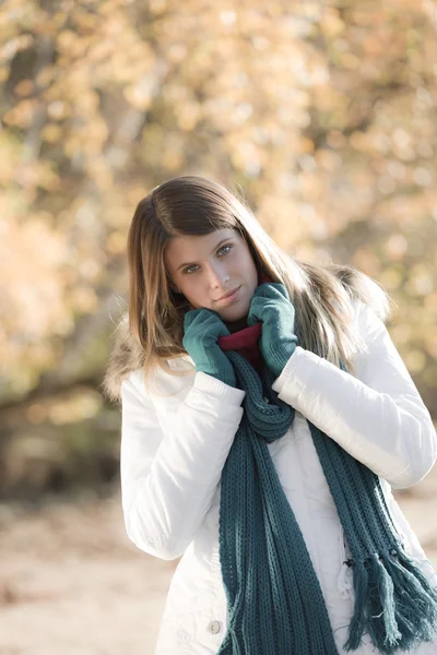 Winter Mode Vrouw Met Handschoenen Buiten Desaturatie Kleuren — Stockfoto