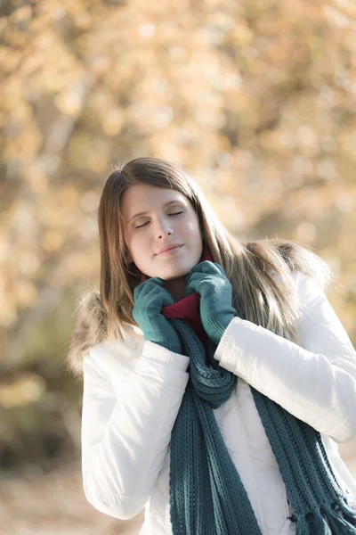 Winter mode - vrouw in park — Stockfoto