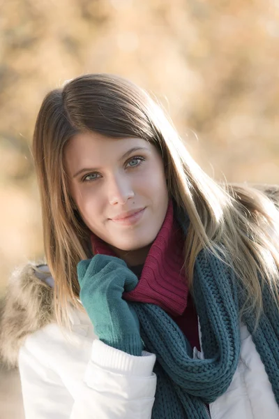 Vintermode Kvinna Med Handskar Utanför Desaturerade Färger — Stockfoto
