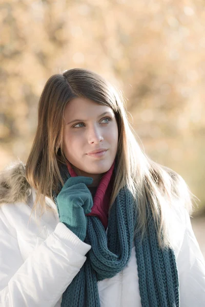 Winter mode - vrouw in park — Stockfoto