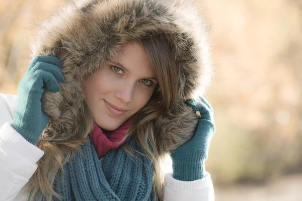 Moda de inverno - mulher com capuz de pele — Fotografia de Stock
