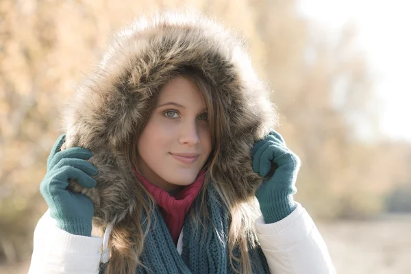 Zima moda - kobieta z futrem kapturem poza — Zdjęcie stockowe