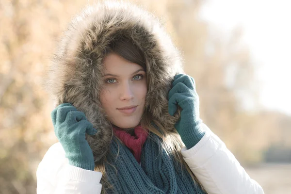 Zima Moda Kobieta Futro Kaptur Rękawice Poza Desaturated Kolory — Zdjęcie stockowe