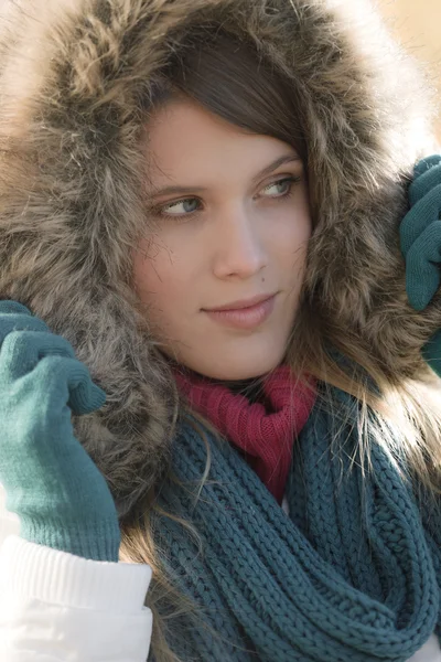 Moda de inverno - mulher com capuz de pele ao ar livre — Fotografia de Stock