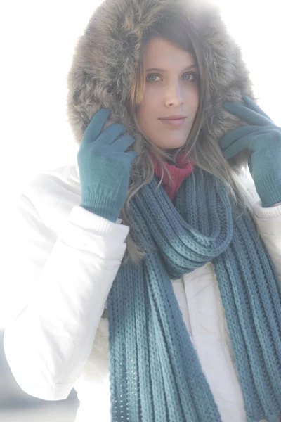 Moda Invernale Donna Durante Giorno Nebbioso Con Cappuccio Pelo Focalizzazione — Foto Stock