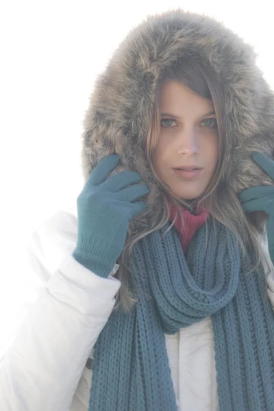 Winter mode - vrouw op een mistige dag — Stockfoto