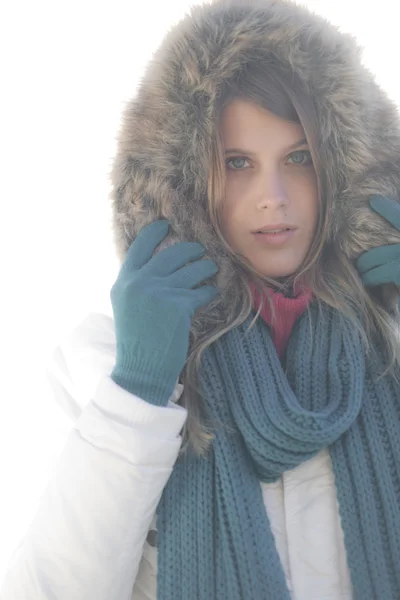 Vinter Mode Kvinna Dimmig Dag Med Päls Huva Mjuk Focusen — Stockfoto