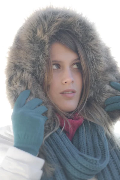 Zimní móda - žena na mlhavé den — Stock fotografie