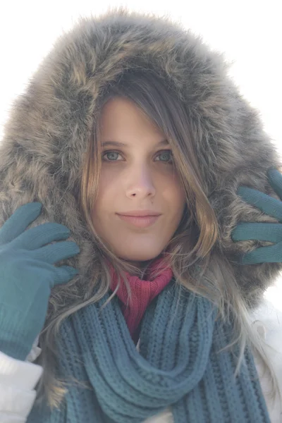 Vinter Mode Kvinna Dimmig Dag Med Päls Huva Mjuk Focusen — Stockfoto