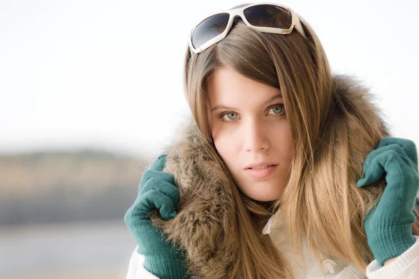 Winter fashion - woman with fur hood — Φωτογραφία Αρχείου