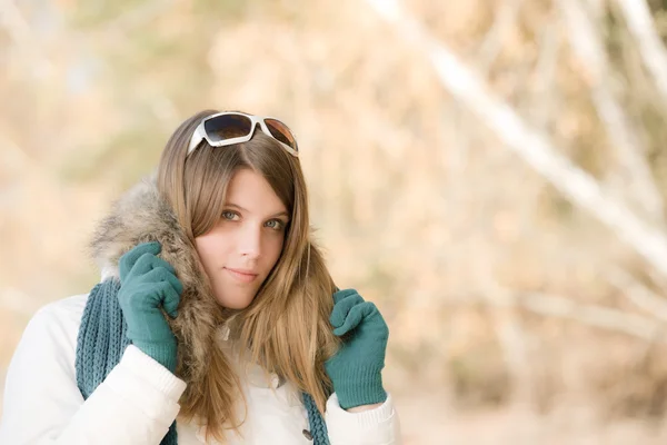Χειμερινή μόδα - γυναίκα με γυαλιά ηλίου — Φωτογραφία Αρχείου