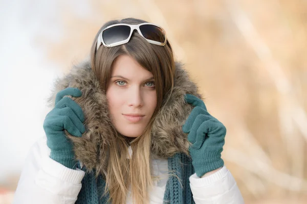 Winter fashion - woman with fur hood — Stock fotografie