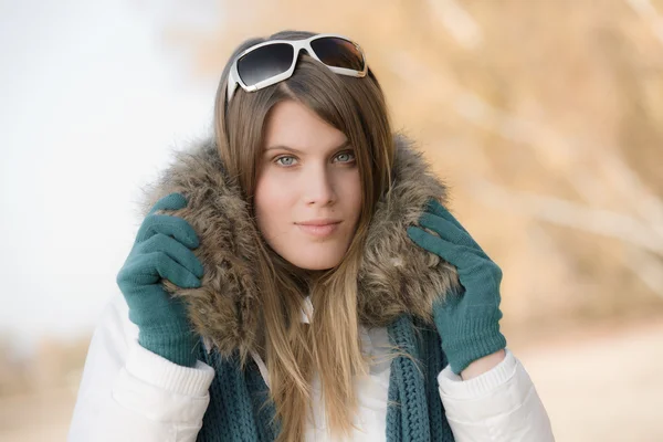 Mode d'hiver - femme avec capuche en fourrure — Photo