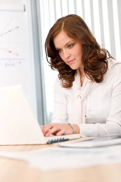 Успешная деловая женщина в офисе с ноутбуком — стоковое фото