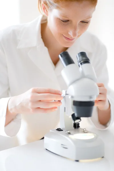 Microscoop Laboratorium Vrouw Medisch Onderzoek Scheikundige Experiment Ondiepe Diepte Van — Stockfoto