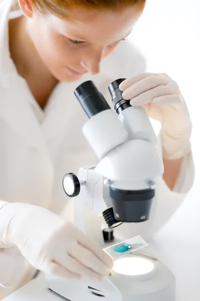 Laboratoire de microscopie - recherche médicale féminine — Photo