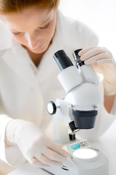 Microscoop Laboratorium Vrouw Medisch Onderzoek Scheikundige Experiment Ondiepe Diepte Van — Stockfoto