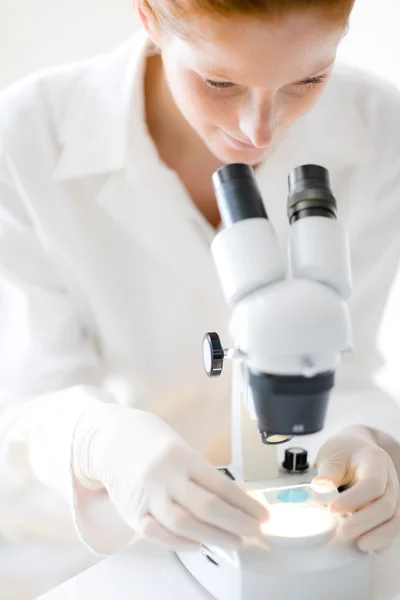 Mikroskop Laboratorium Kvinna Medicinsk Forskning Kemist Experiment Grunt Djup Field — Stockfoto