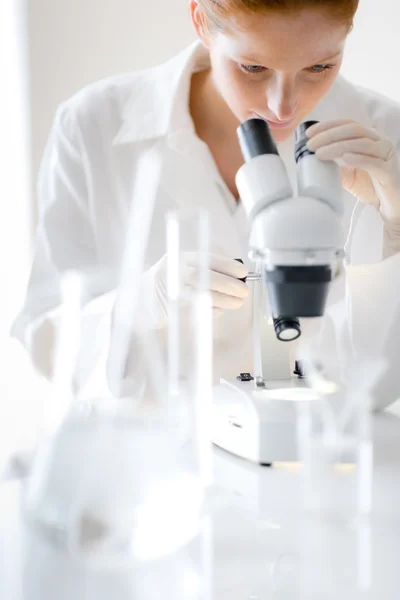 顕微鏡室 女性医学研究の化学者の実験で 浅い被写し界深度 — ストック写真