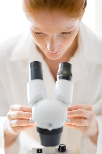 Laboratorio Microscopio Mujer Experimento Químico Investigación Médica Profundidad Campo Poco — Foto de Stock
