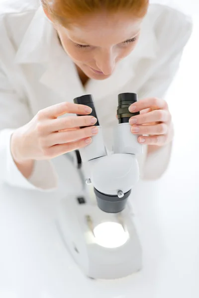 Laboratorio Microscopio Mujer Experimento Químico Investigación Médica Profundidad Campo Poco — Foto de Stock