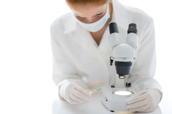 Laboratório de microscópio - investigação médica feminina — Fotografia de Stock