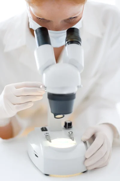 Laboratorio Microscopio Esperimento Chimico Ricerca Medica Femminile Profondità Campo Poco — Foto Stock