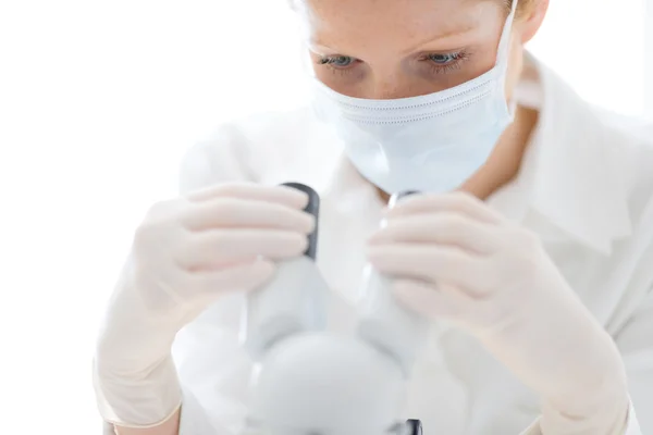 Mikroskop laboratuvar - kadın tıbbi araştırma — Stok fotoğraf