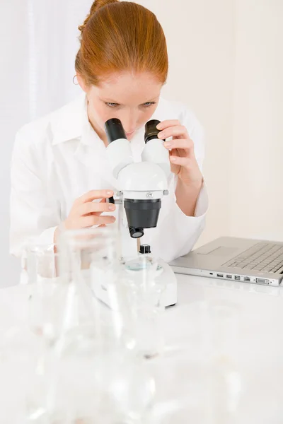 Laboratorio di microscopia - ricerca medica femminile — Foto Stock