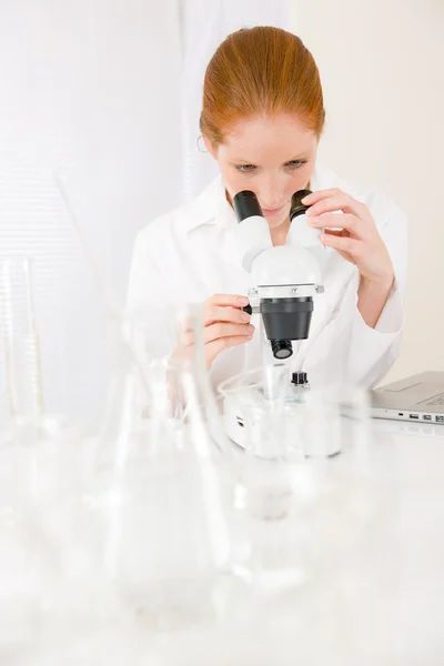 Laboratorio Microscopio Esperimento Chimico Ricerca Medica Femminile Profondità Campo Poco — Foto Stock
