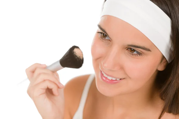 Cura della pelle - giovane donna applicare polvere — Foto Stock