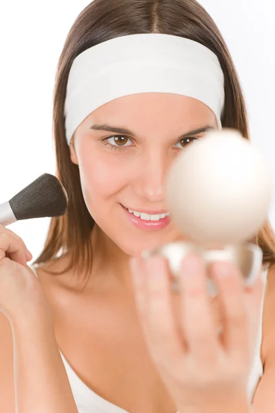 Cuidado de pele de maquilagem - a mulher aplica o pó — Fotografia de Stock