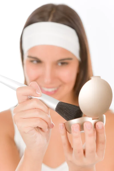 Cuidado Piel Mujer Joven Aplicar Polvo Con Maquillaje Cepillo Espejo — Foto de Stock