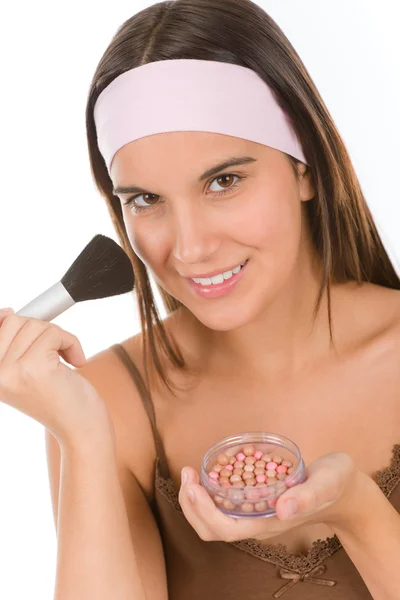 De zorg van de huid van de make-up - vrouw toepassing parel poeder — Stockfoto
