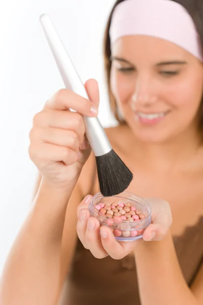 Cuidado Pele Maquilagem Mulher Aplica Pérola Com Escova — Fotografia de Stock