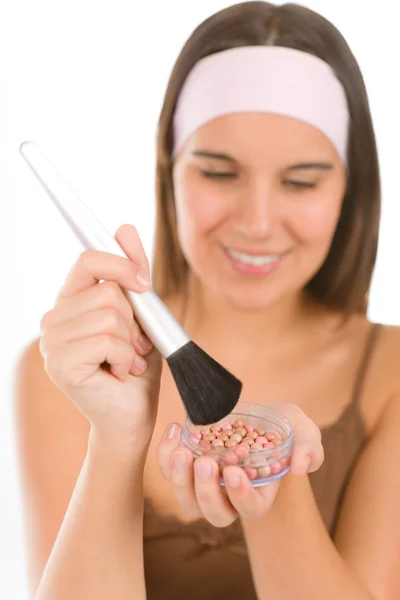 Cuidado de la piel maquillaje - mujer aplicar polvo de perla — Foto de Stock