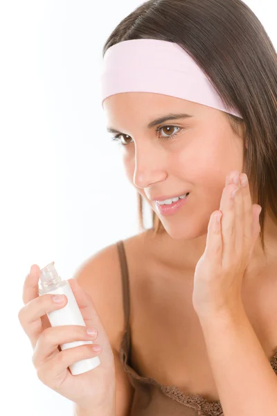 Make-up cura della pelle - donna applicare fondazione — Foto Stock