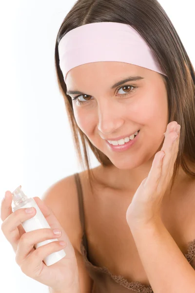 Make-up cura della pelle - donna applicare fondazione — Foto Stock