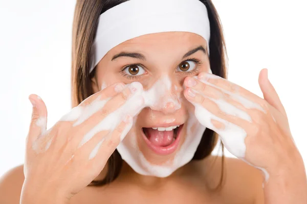 代の問題スキンケア 女性クレンジング フォームで顔を洗う — ストック写真