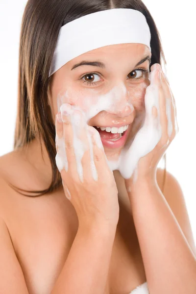 Péče o pleť problém teenager - žena umyjte obličej — Stock fotografie