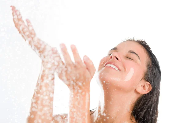 Молодая женщина наслаждаться душем — стоковое фото