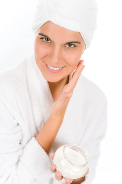 Cura della pelle da adolescente - la donna applica la crema idratante — Foto Stock