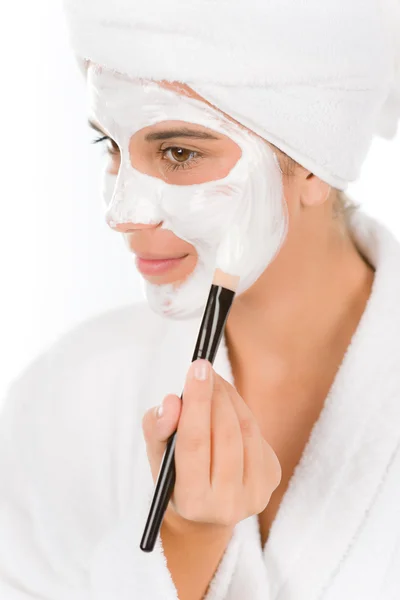 Adolescente problema de cuidados com a pele mulher máscara facial — Fotografia de Stock