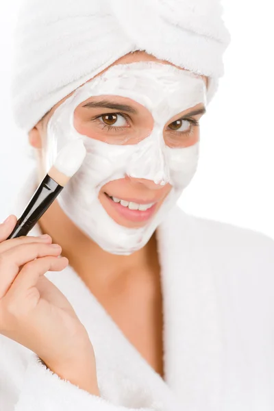 代の問題スキンケア 女性の顔のマスクをブラシで適用します — ストック写真