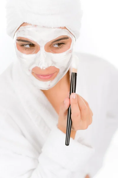 代の問題スキンケア 女性の顔のマスクをブラシで適用します — ストック写真
