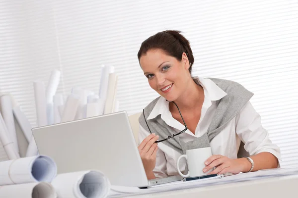 Uśmiechnięta kobieta architekt z laptopa i kawy — Zdjęcie stockowe