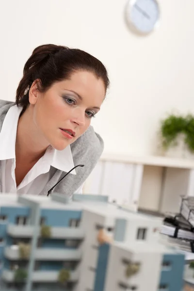 Portrait of female architect with architectural model — Stock Photo, Image